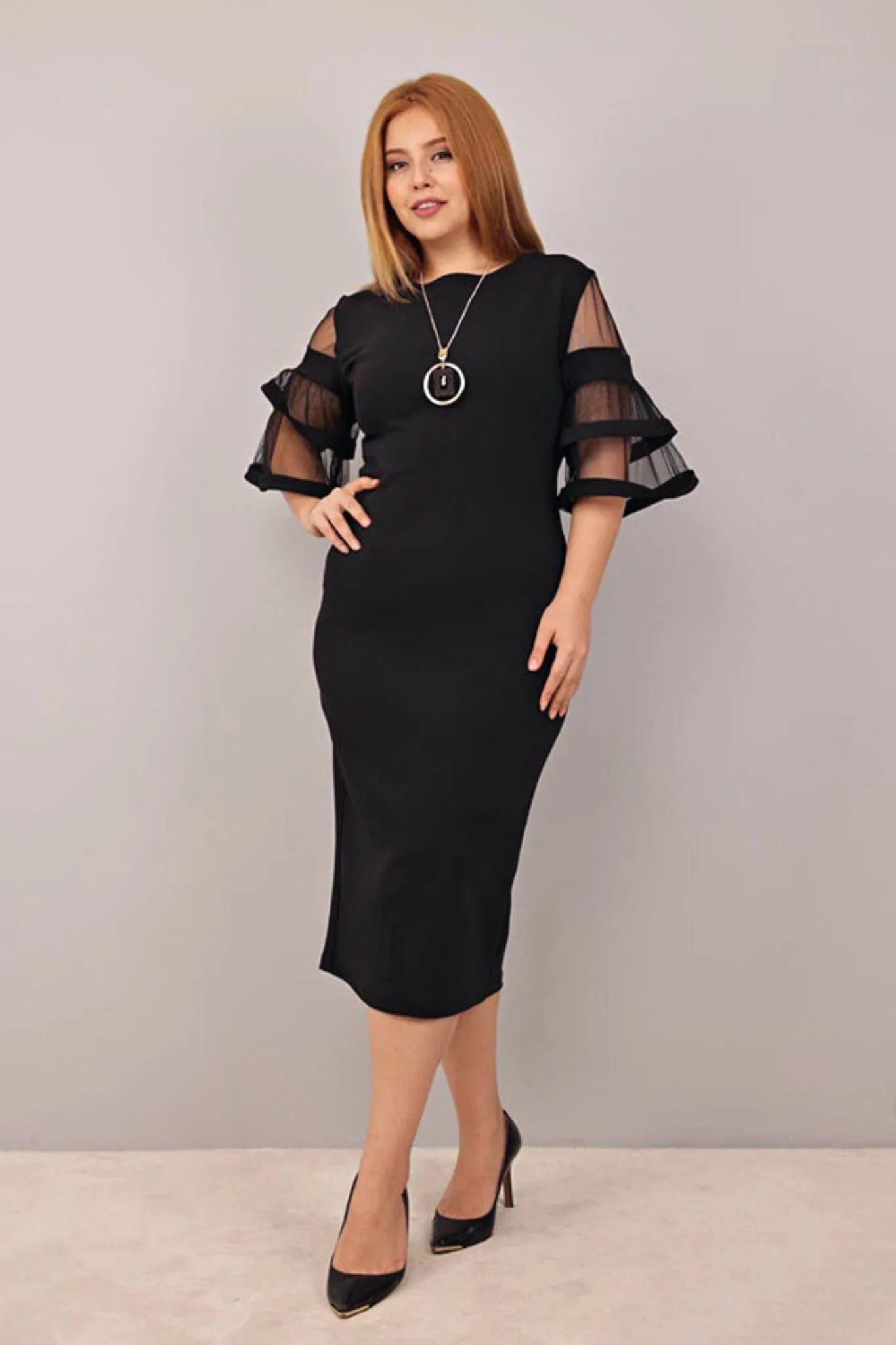 Abito curvy nero midi con maniche a campana in tulle e zip doppio cursore