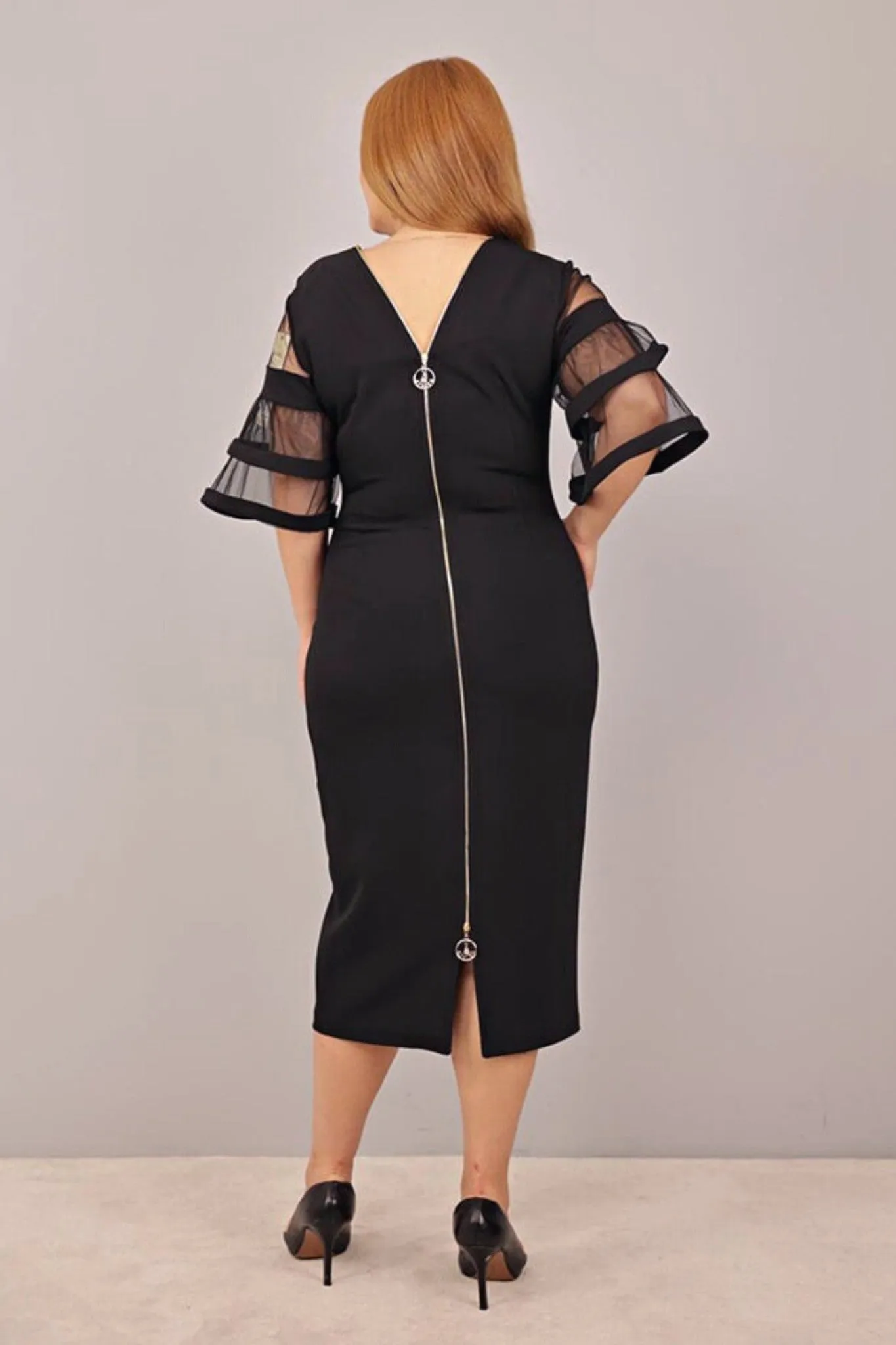 Abito curvy nero midi con maniche a campana in tulle e zip doppio cursore