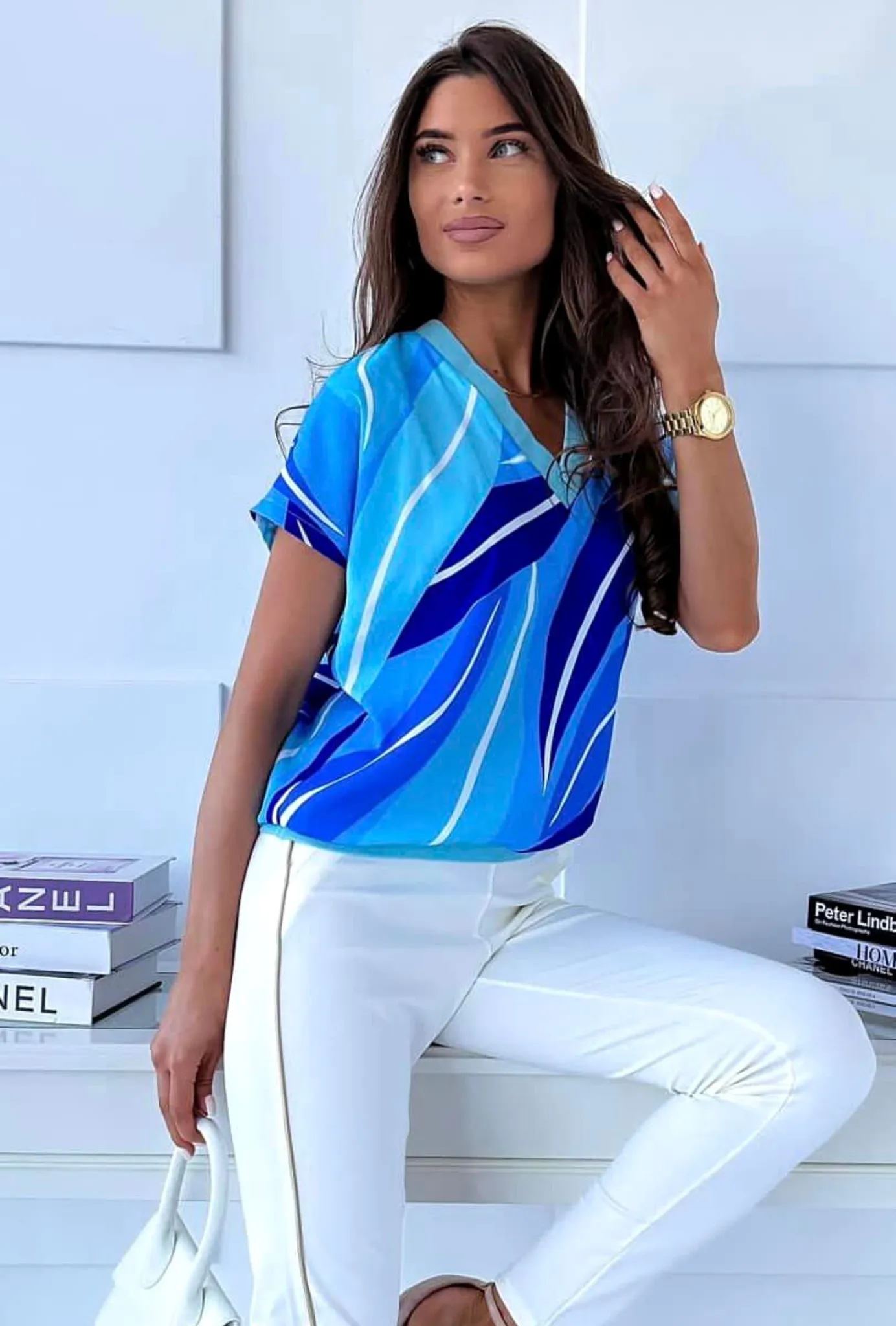 Blusa estiva con maniche corte a fantasia astratta tonalità celeste e blu