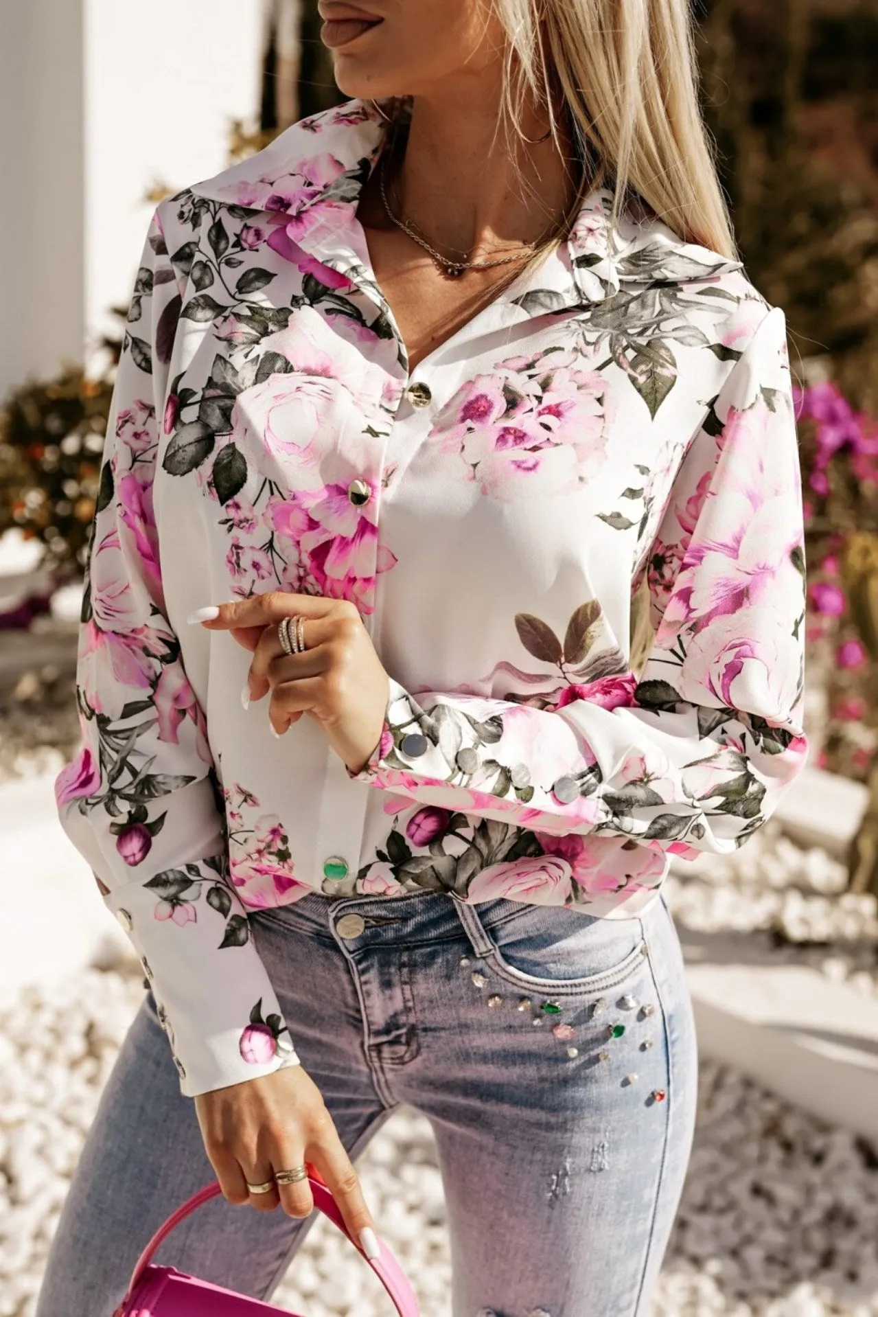 Camicia elegante bianca a fantasia floreale rosa e fucsia con bottoni dorati