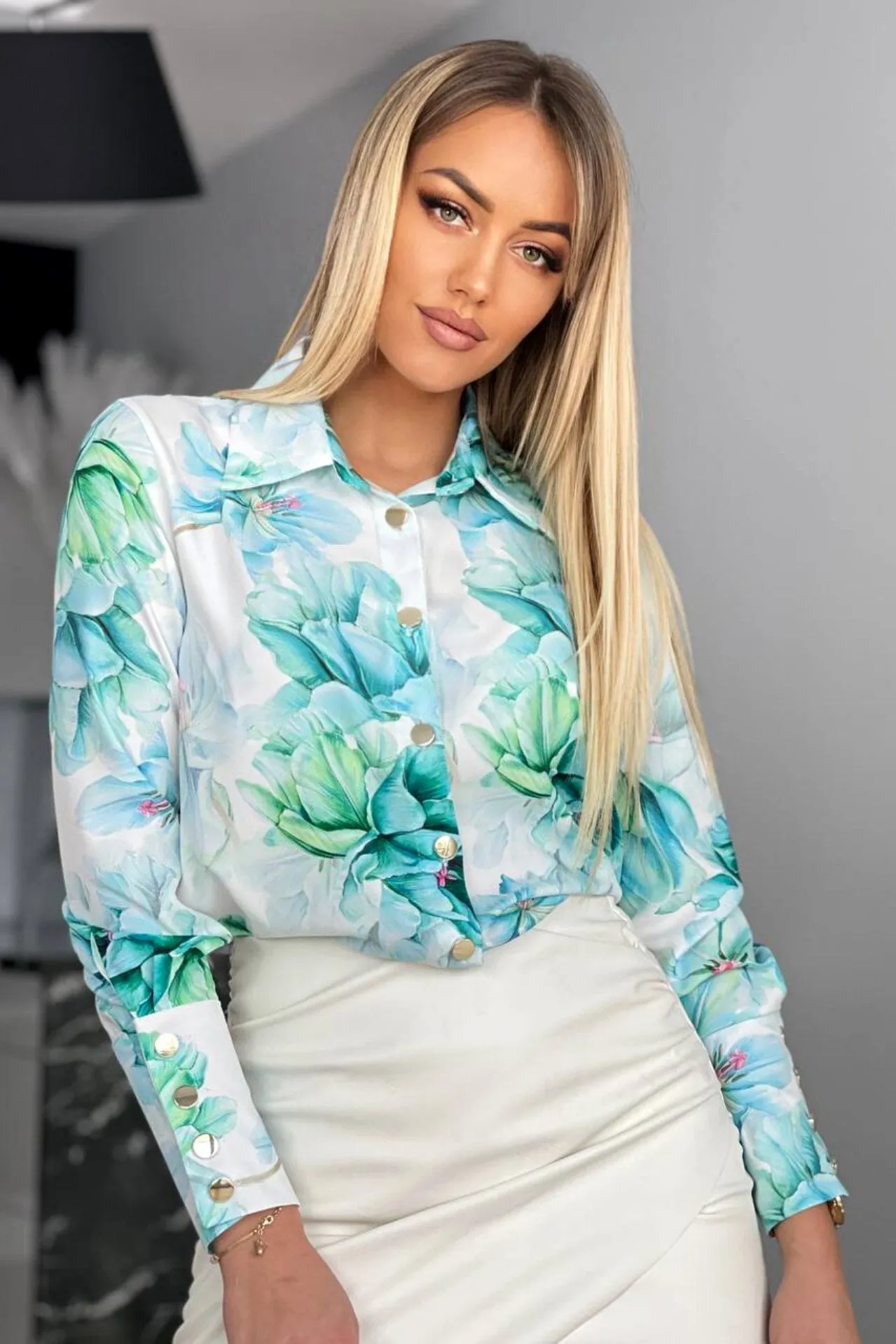 Camicia elegante bianca a fantasia floreale verde acqua e turchese con bottoni dorati