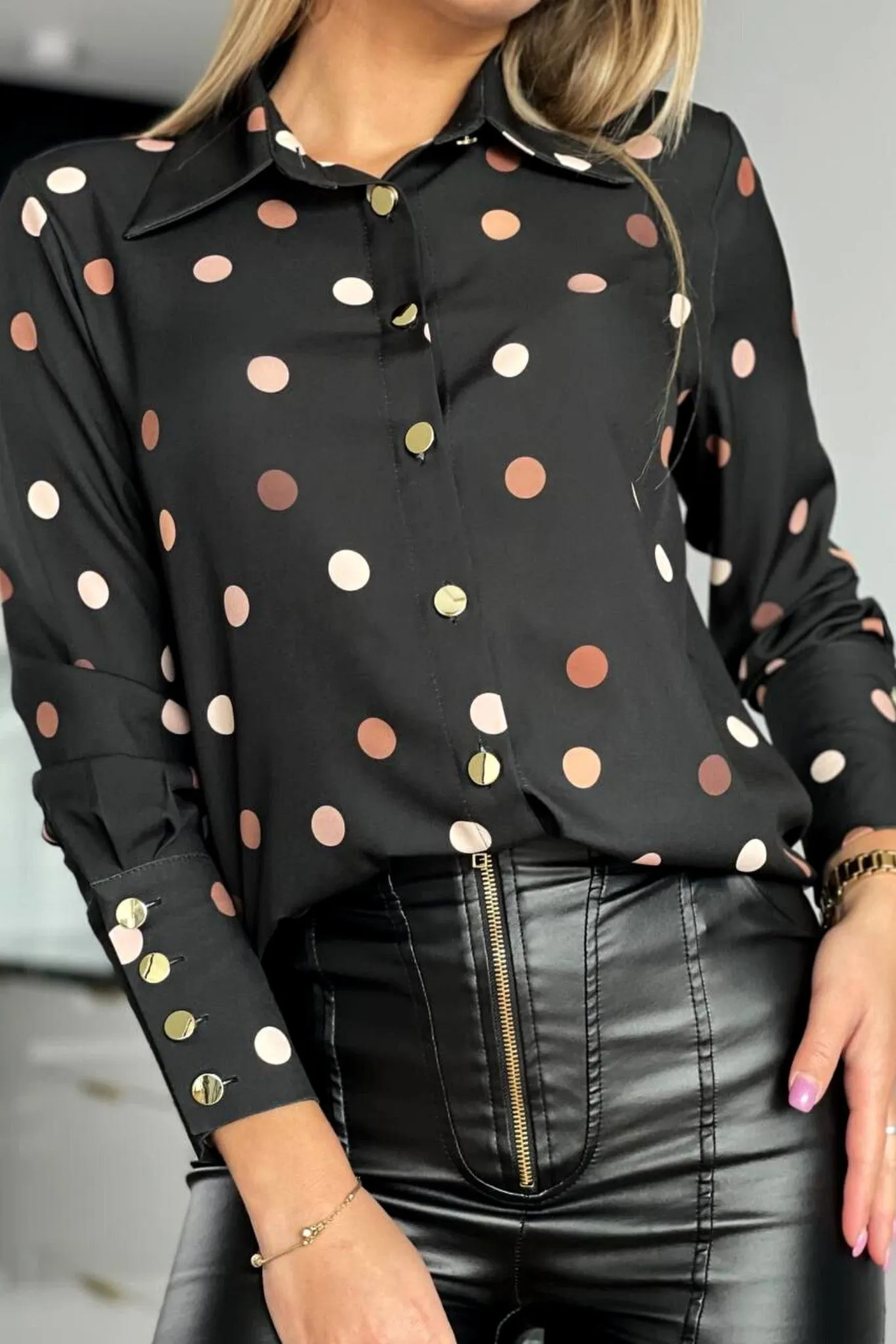 Camicia elegante nera a fantasia pois beige e marrone con bottoni dorati