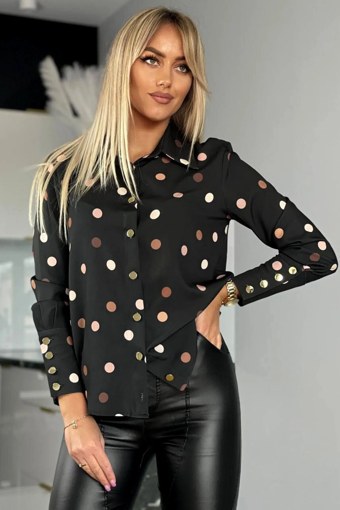 Camicia elegante nera a fantasia pois beige e marrone con bottoni dorati