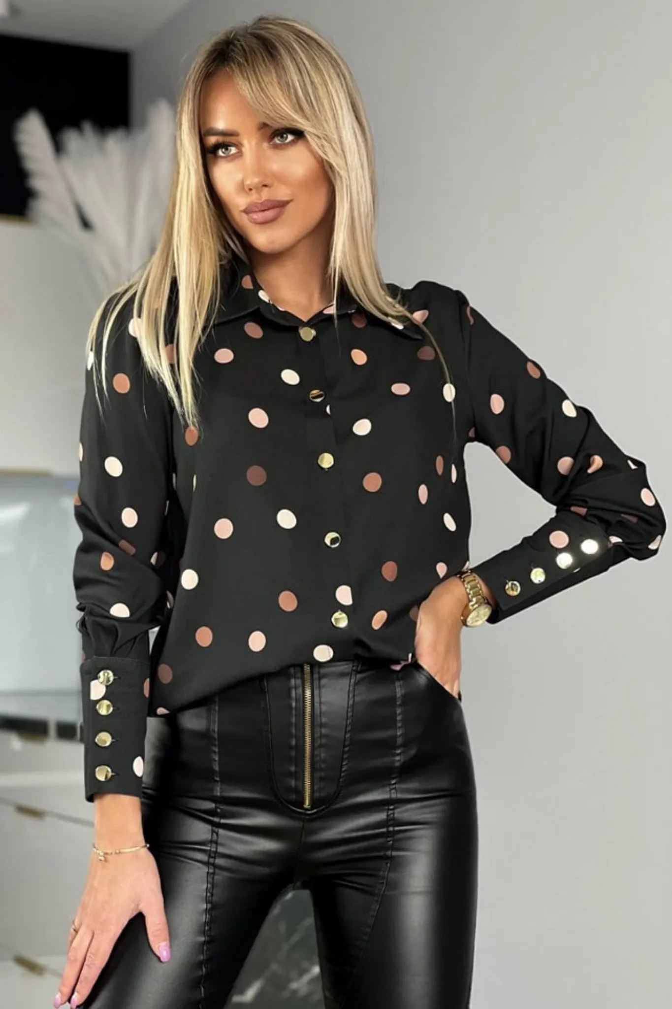 Camicia elegante nera a fantasia pois beige e marrone con bottoni dorati