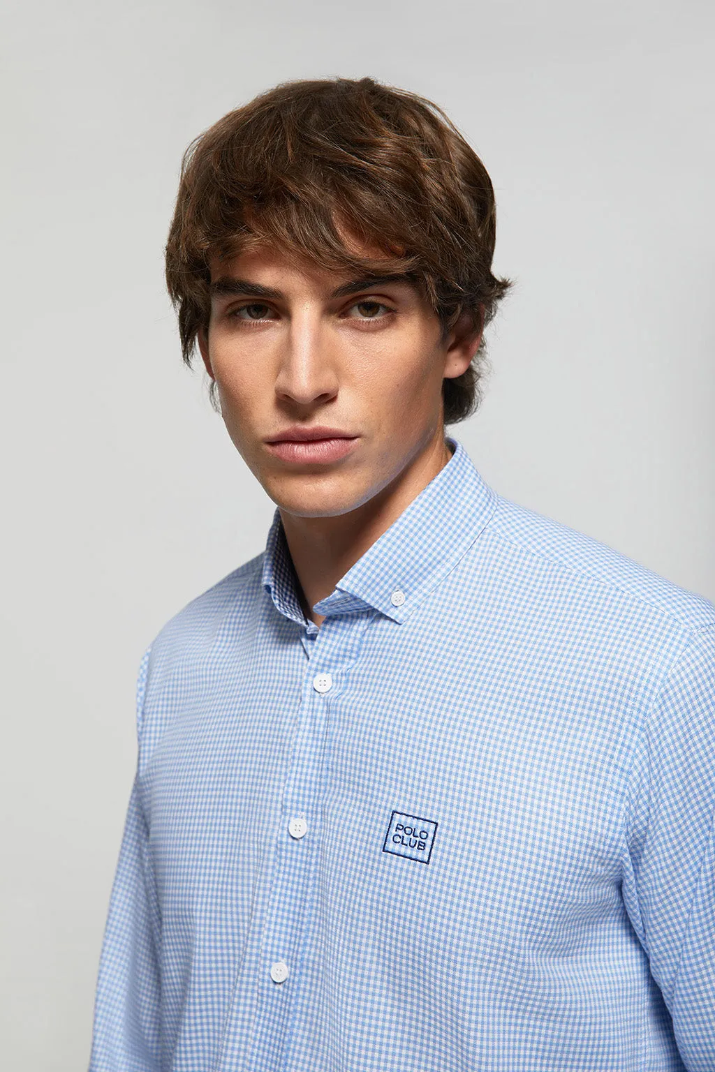 Camisa azul celeste a cuadros vichy con detalle bordado